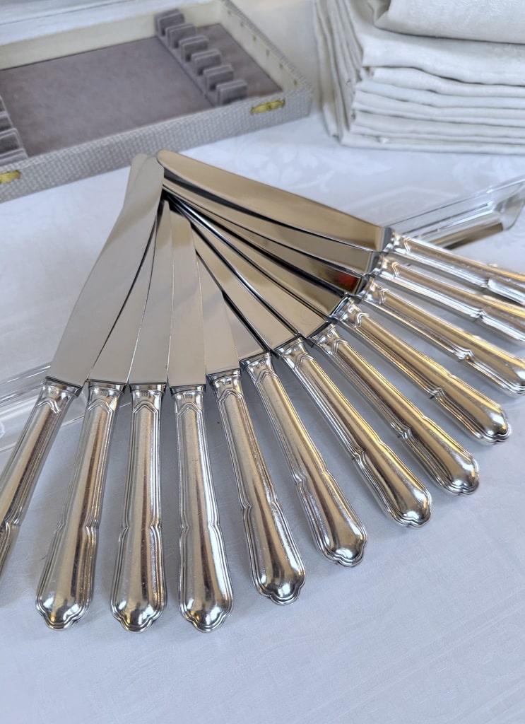Couteaux de table métal argenté lames inox - Ercuis -  XXe siècle vintage