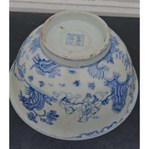 Coupe En Porcelaine De Chine à Décor d'Enfant Donnant à Manger à Des Oies Et De Personnages 