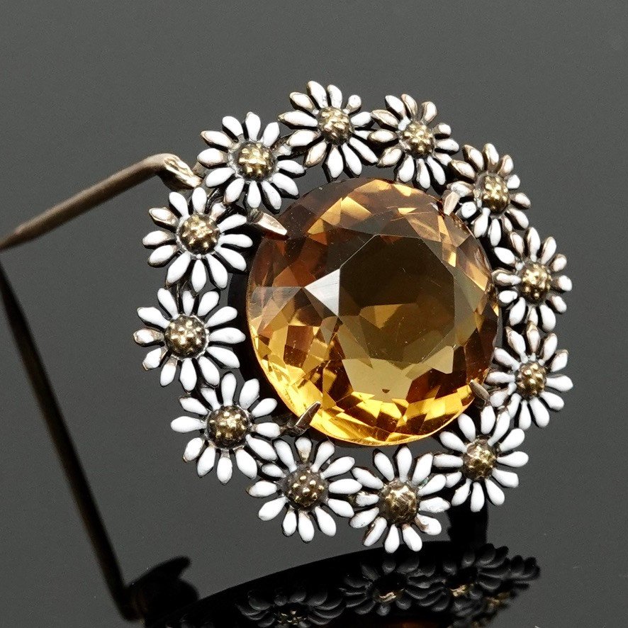 Charming Carter Brooch, Gough & Co, 14 Carat Gold, White Enamel And Faceted Yellow Stone-photo-2