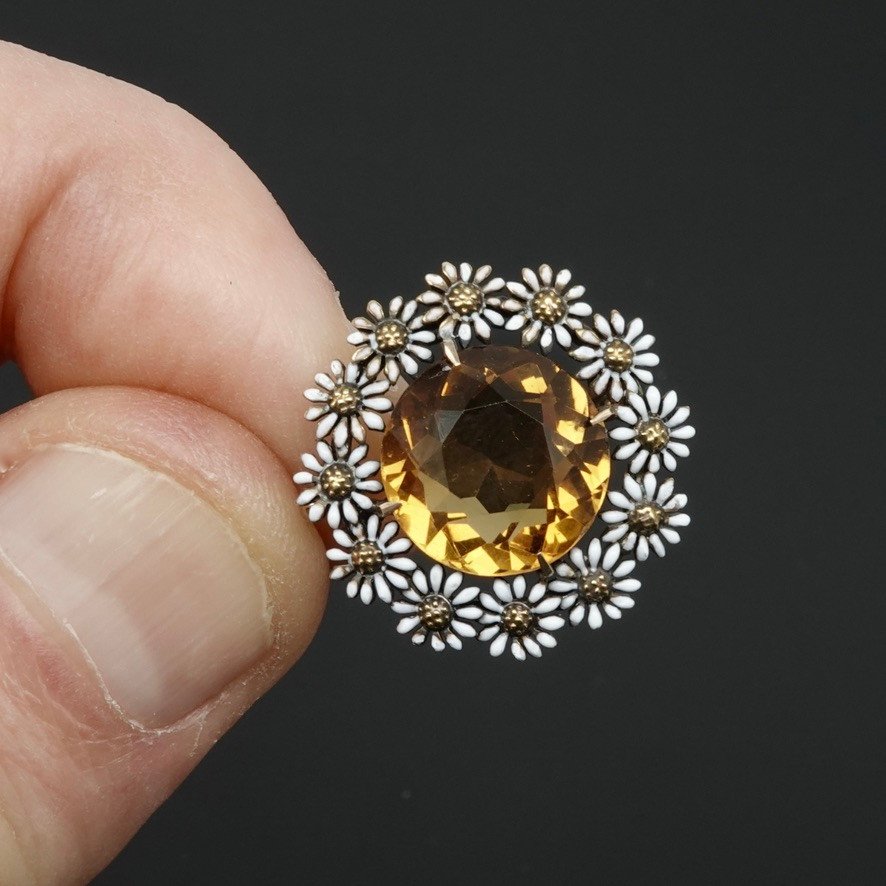 Charming Carter Brooch, Gough & Co, 14 Carat Gold, White Enamel And Faceted Yellow Stone-photo-3