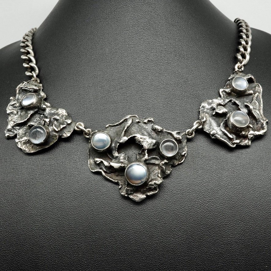 Buy GIVA 925 Silver Lunar Lustre Moonstone Necklace for Women Online At  Best Price @ Tata CLiQ