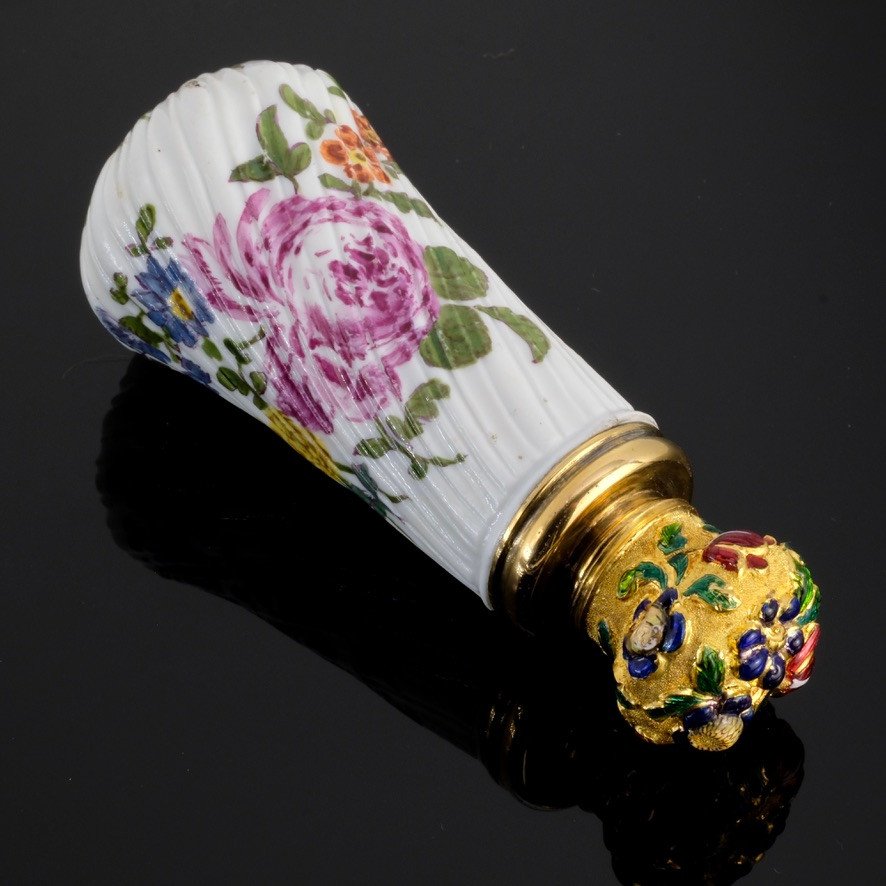 Flacon &agrave; Sels-parfum Porcelaine 18&egrave;me Si&egrave;cle, Bouchon Or &eacute;maill&eacute; 