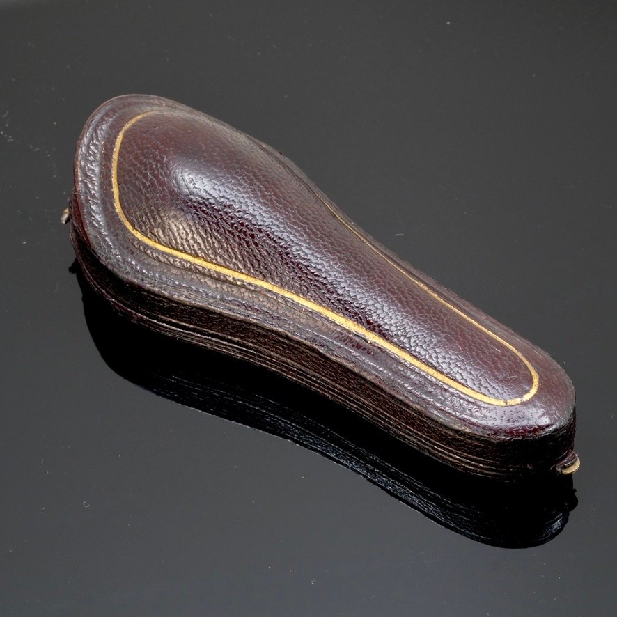 "essex Crystal" Tie Pin, Jockey Gold And Mother-of-pearl, And Its Case, 1860-photo-4