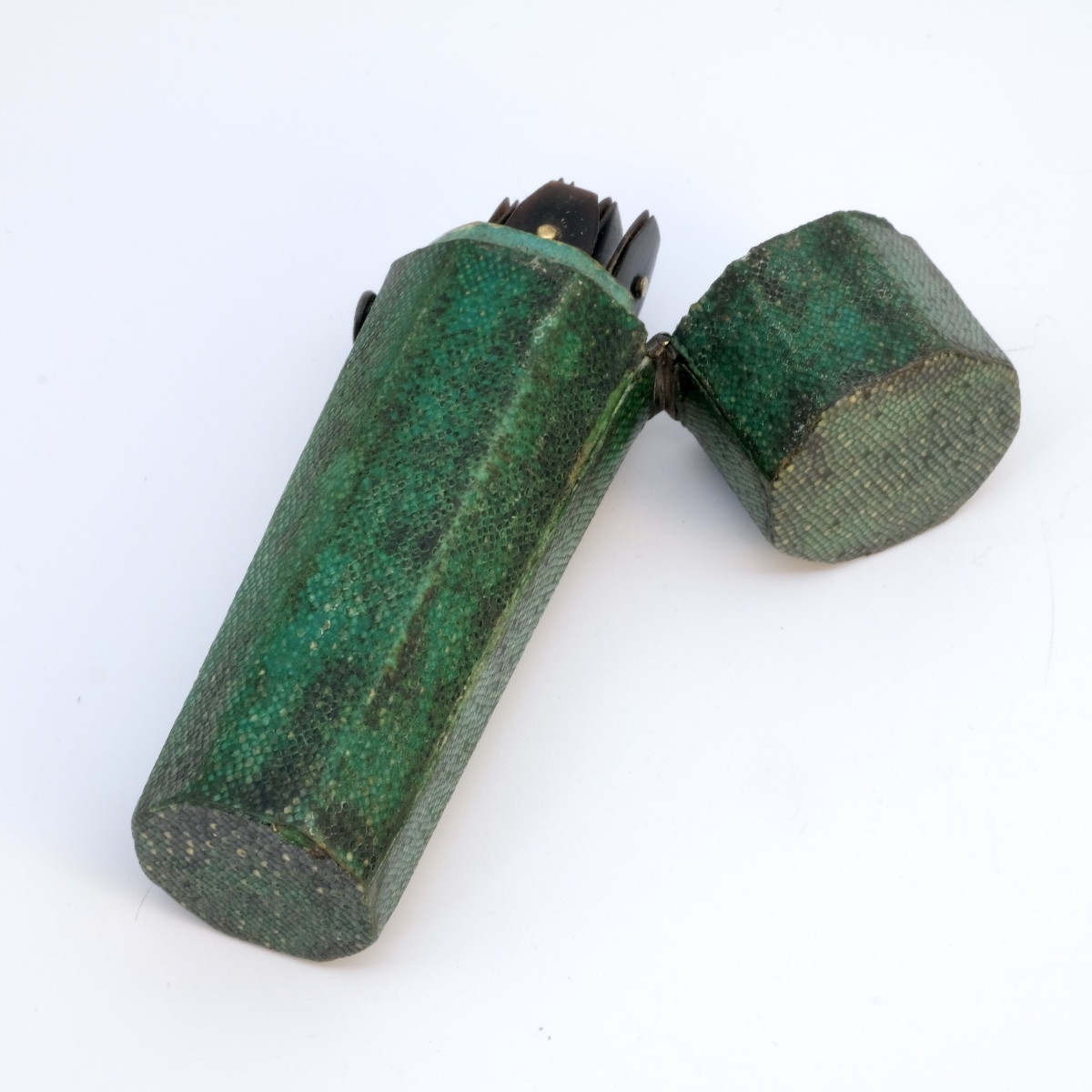 Nécessaire à Saignée Octogonal Galuchat Avec 6 Flammes, 18ème Siècle.-photo-3