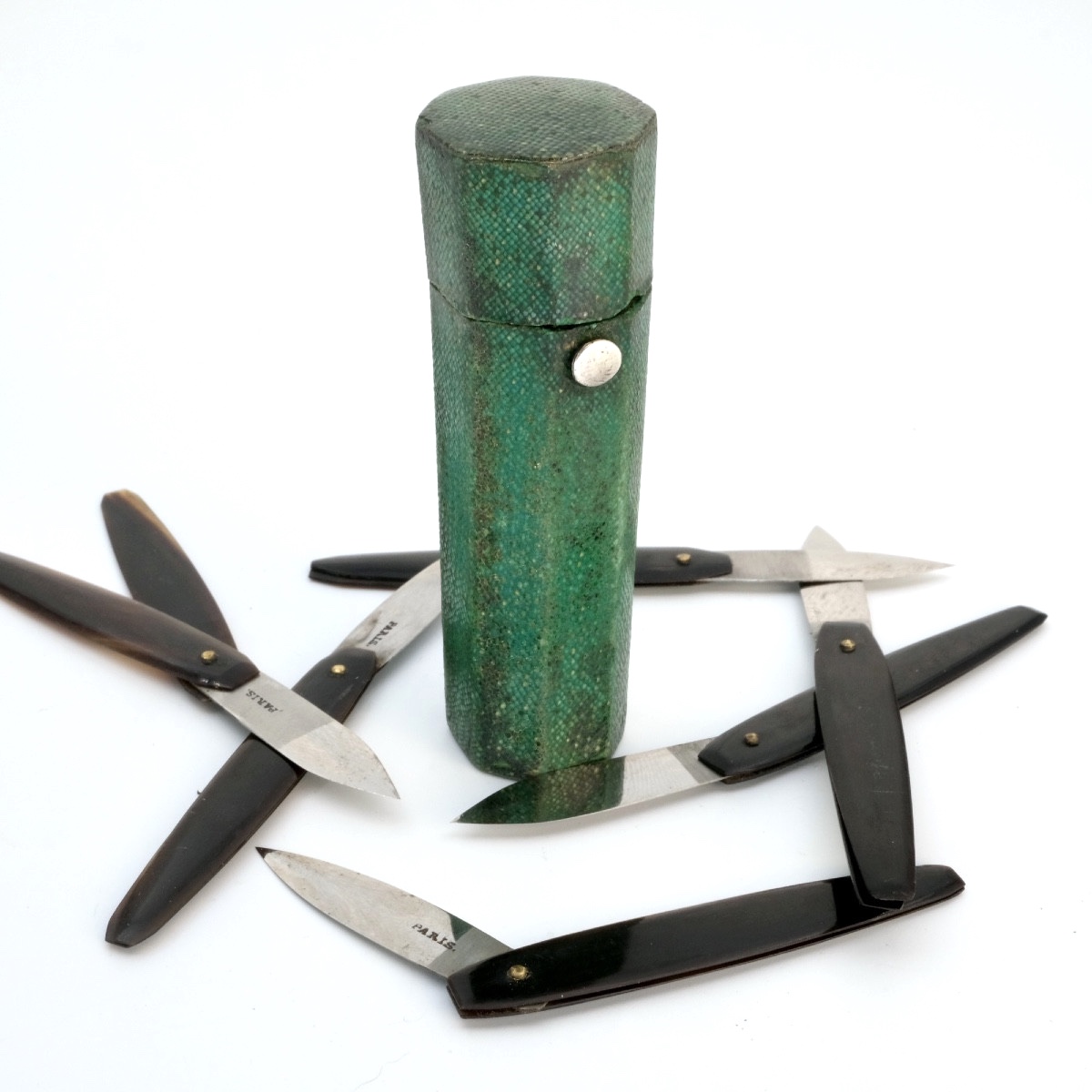 Nécessaire à Saignée Octogonal Galuchat Avec 6 Flammes, 18ème Siècle.