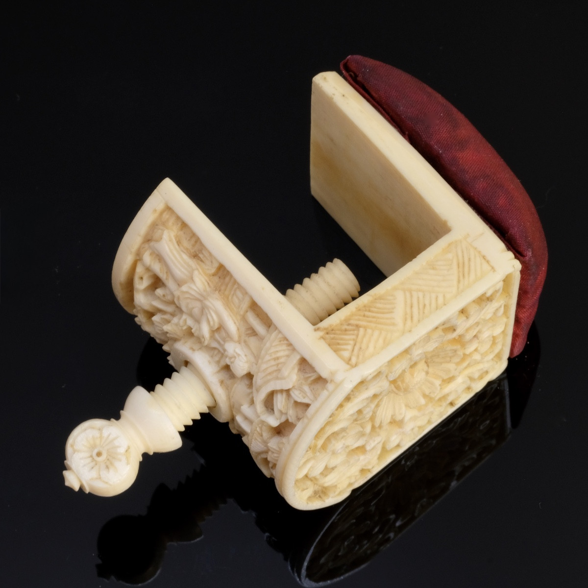 Carved Screw-on Needle Holder, Canton, Napoleon III
