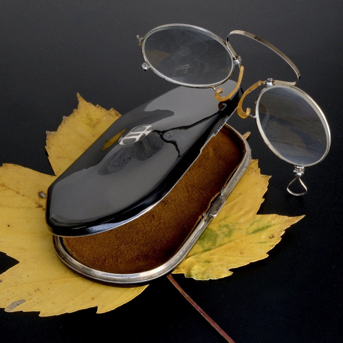 Étui à lunette  et son Pince nez  Art Déco Argent et Laque noire  années 1920
