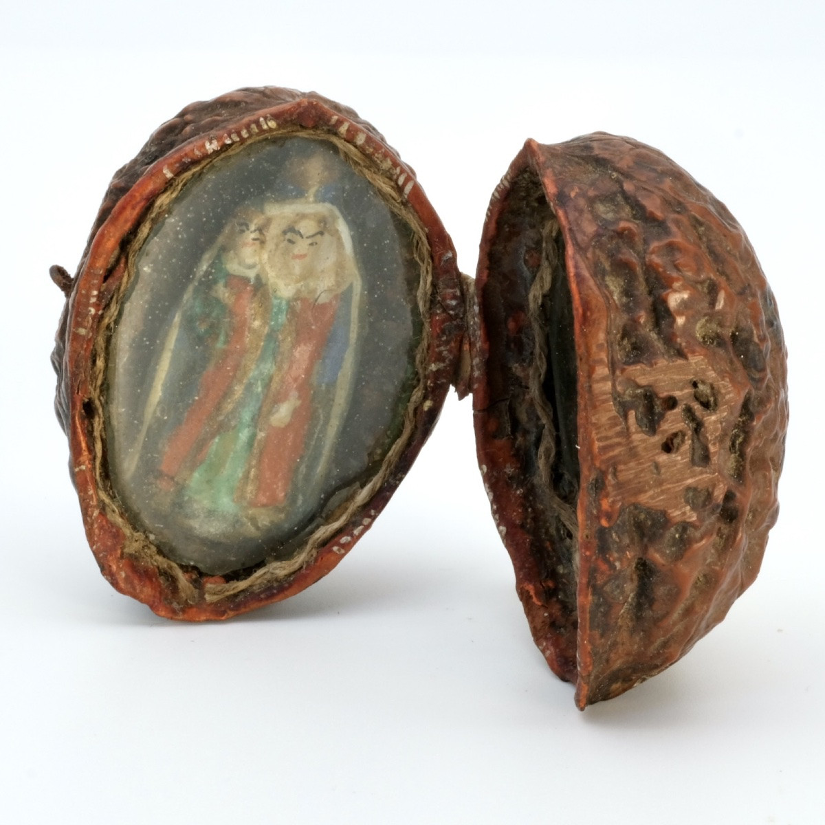Reliquaire, objet de dévotion dans une noix 18ème siècle.-photo-2