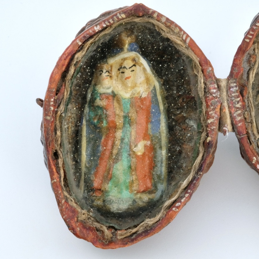 Reliquaire, objet de dévotion dans une noix 18ème siècle.-photo-3