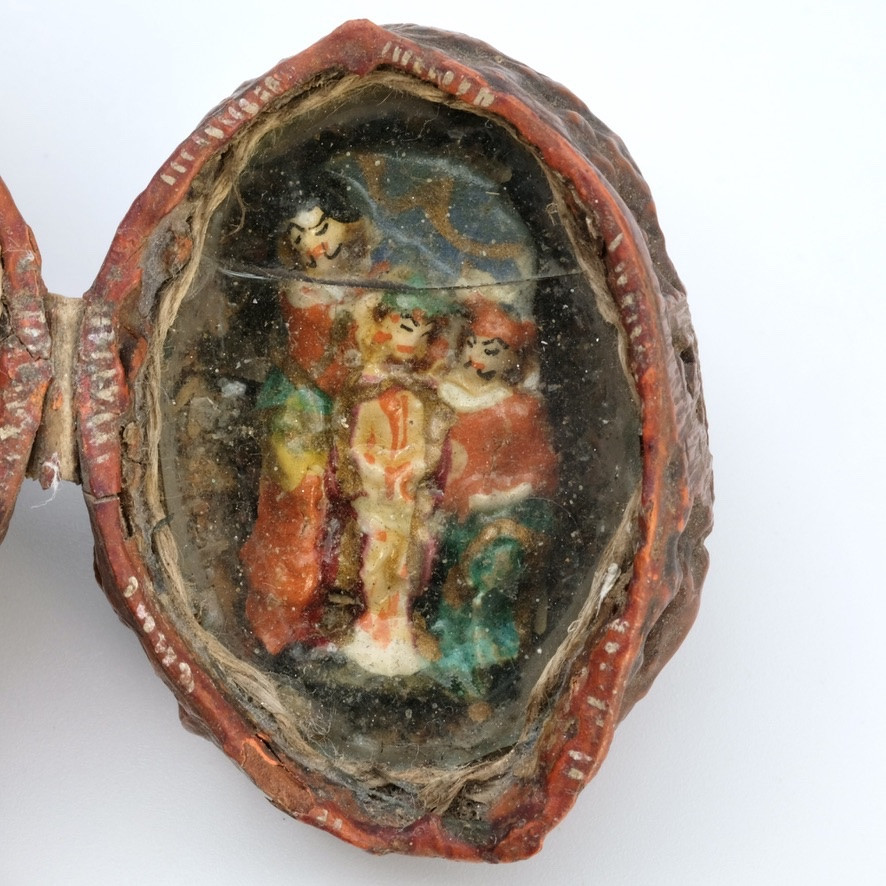 Reliquaire, objet de dévotion dans une noix 18ème siècle.-photo-4