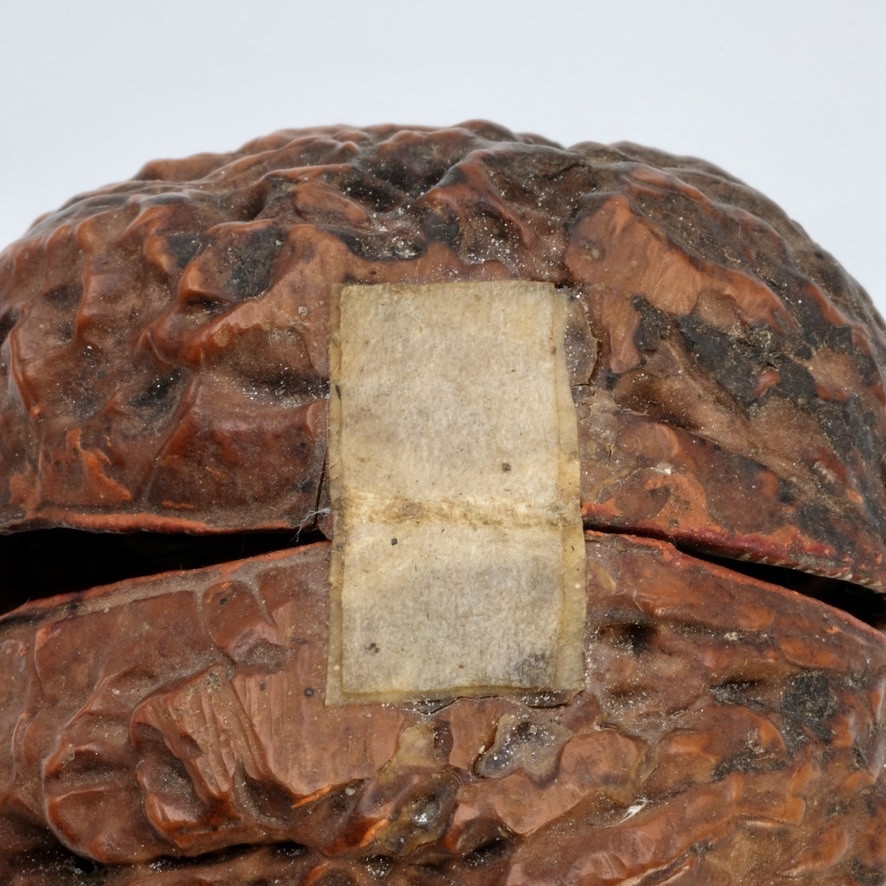 Reliquaire, objet de dévotion dans une noix 18ème siècle.-photo-3