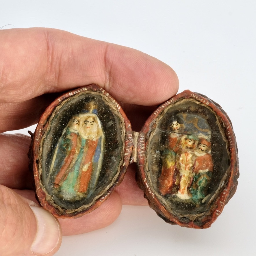 Reliquaire, objet de dévotion dans une noix 18ème siècle.-photo-5