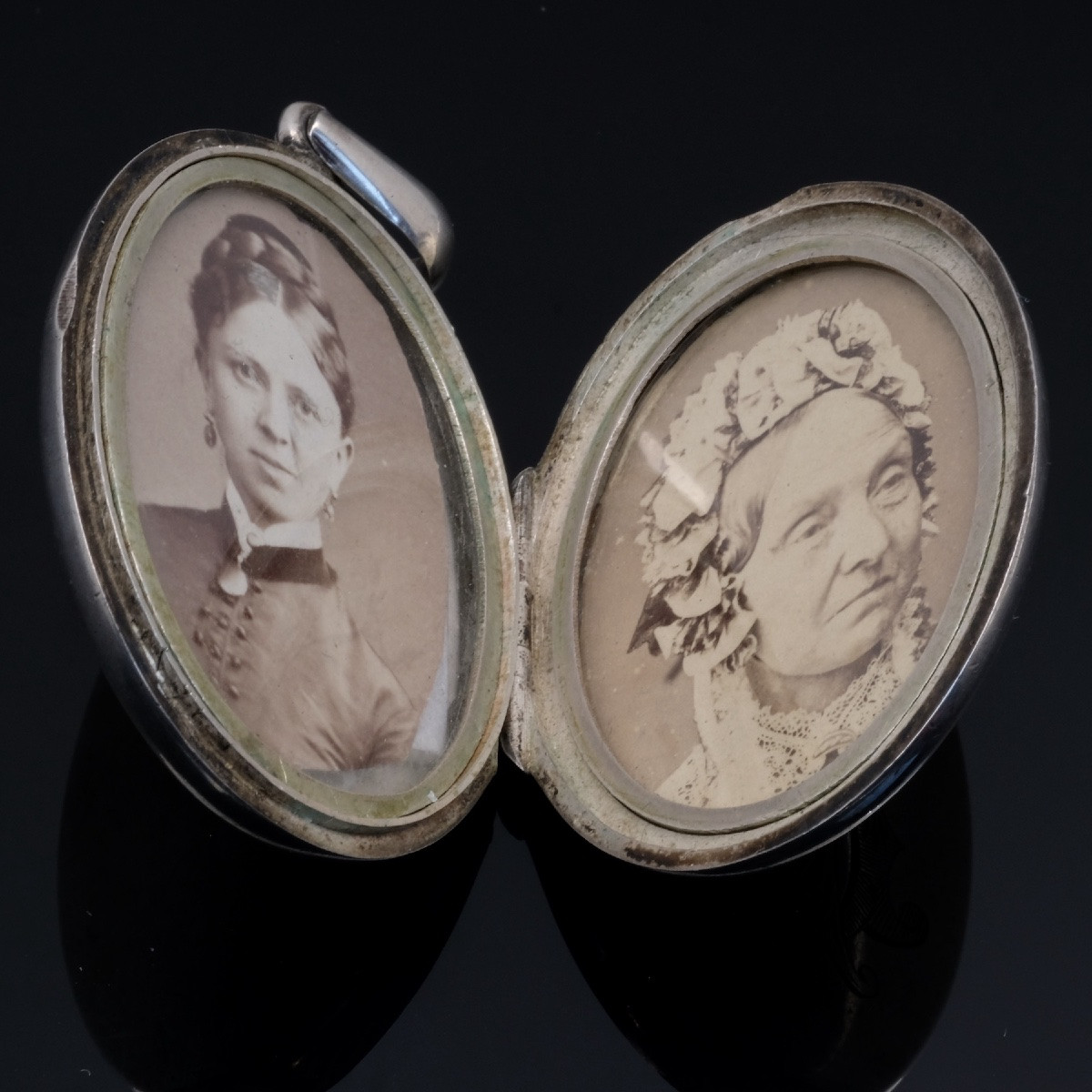 Victorian Silver Monogrammed Medallion, 19th Century, Period Photographs-photo-2