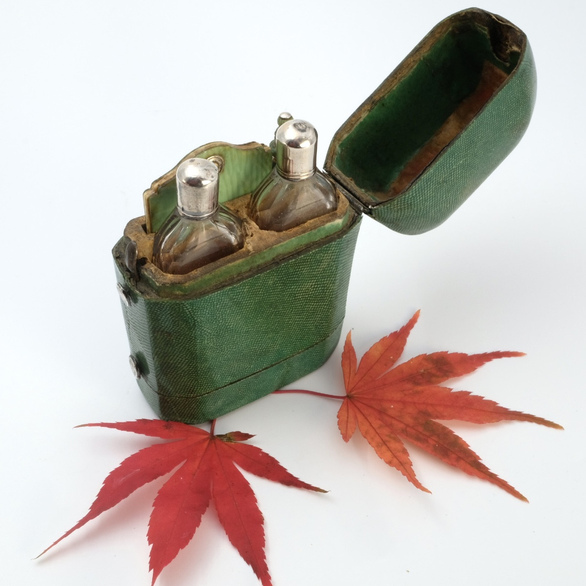 Nécessaire galuchat double flacons avec boite à mouches 18ème siècle