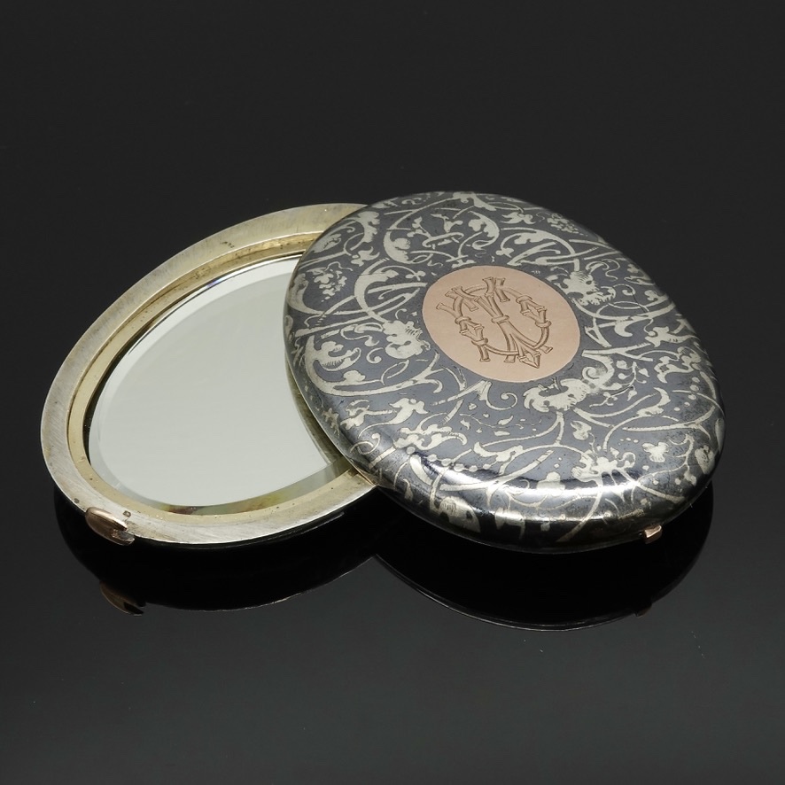 Miroir coulissant, pendentif en argent niellé et cartouche monogrammé or, 19ème siècle