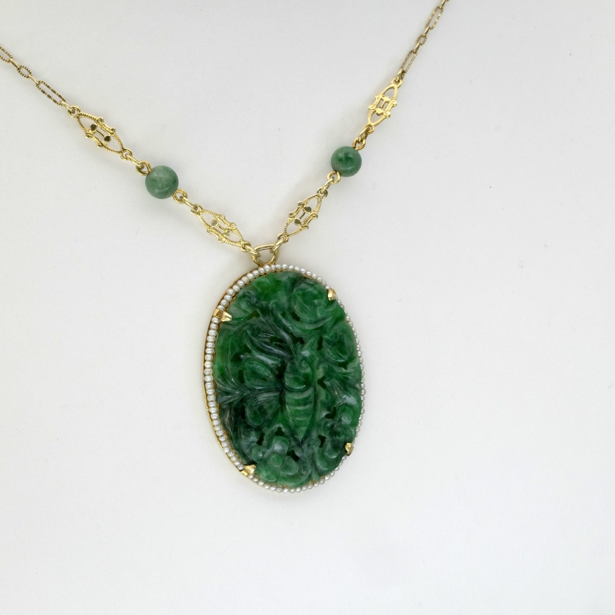 Art Deco  Lavalliere Necklace In Gold, And Jadeite Carved Butterfly-photo-1