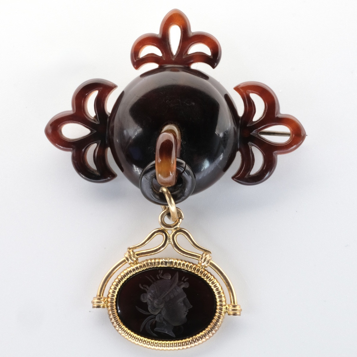 Broche articul&eacute;e &eacute;caille et intaille agate brune, Napol&eacute;on III