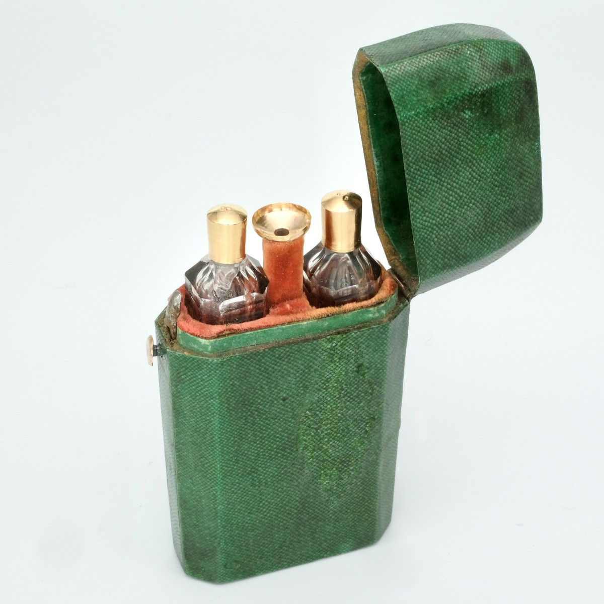 Nécessaire à parfums galuchat 2 flacons cristal et or avec entonnoir 18ème siècle