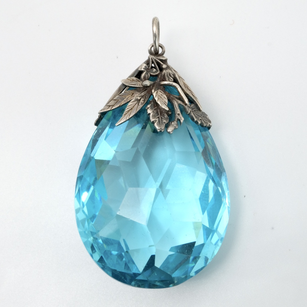 Pendentif Arts and Crafts goutte facettée feuillages argent 1930