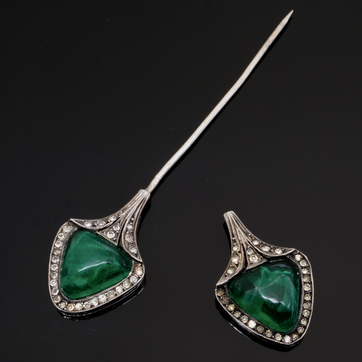 Art Deco Period Silver Jabot Pin With Emerald-colored Crystals-photo-4