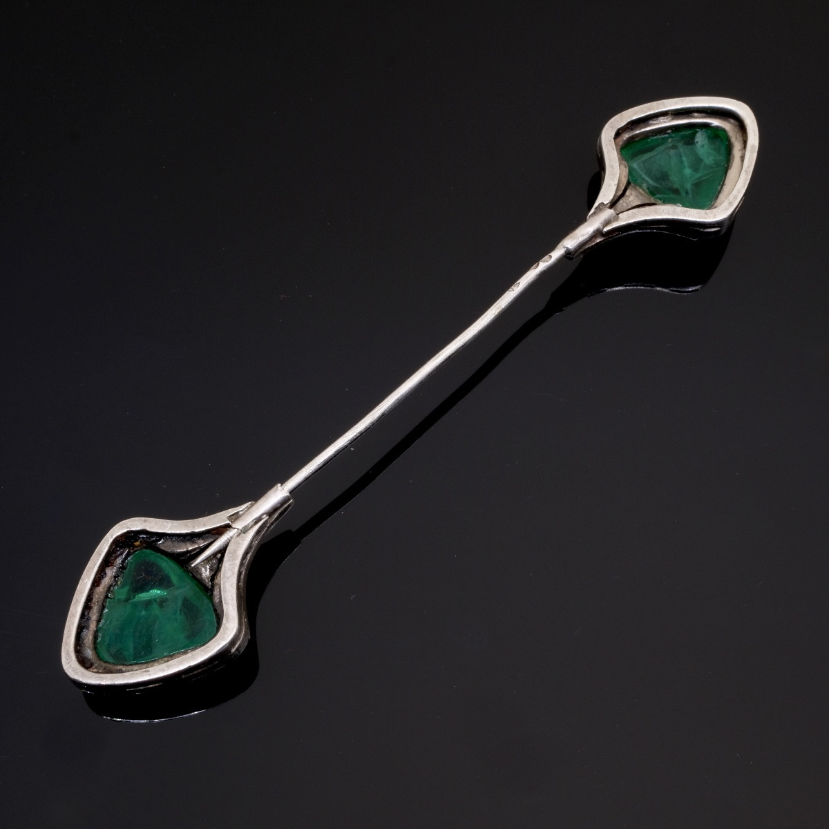 Art Deco Period Silver Jabot Pin With Emerald-colored Crystals-photo-2