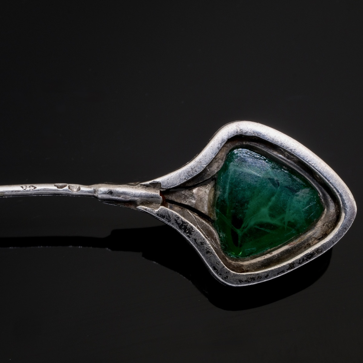 Art Deco Period Silver Jabot Pin With Emerald-colored Crystals-photo-3