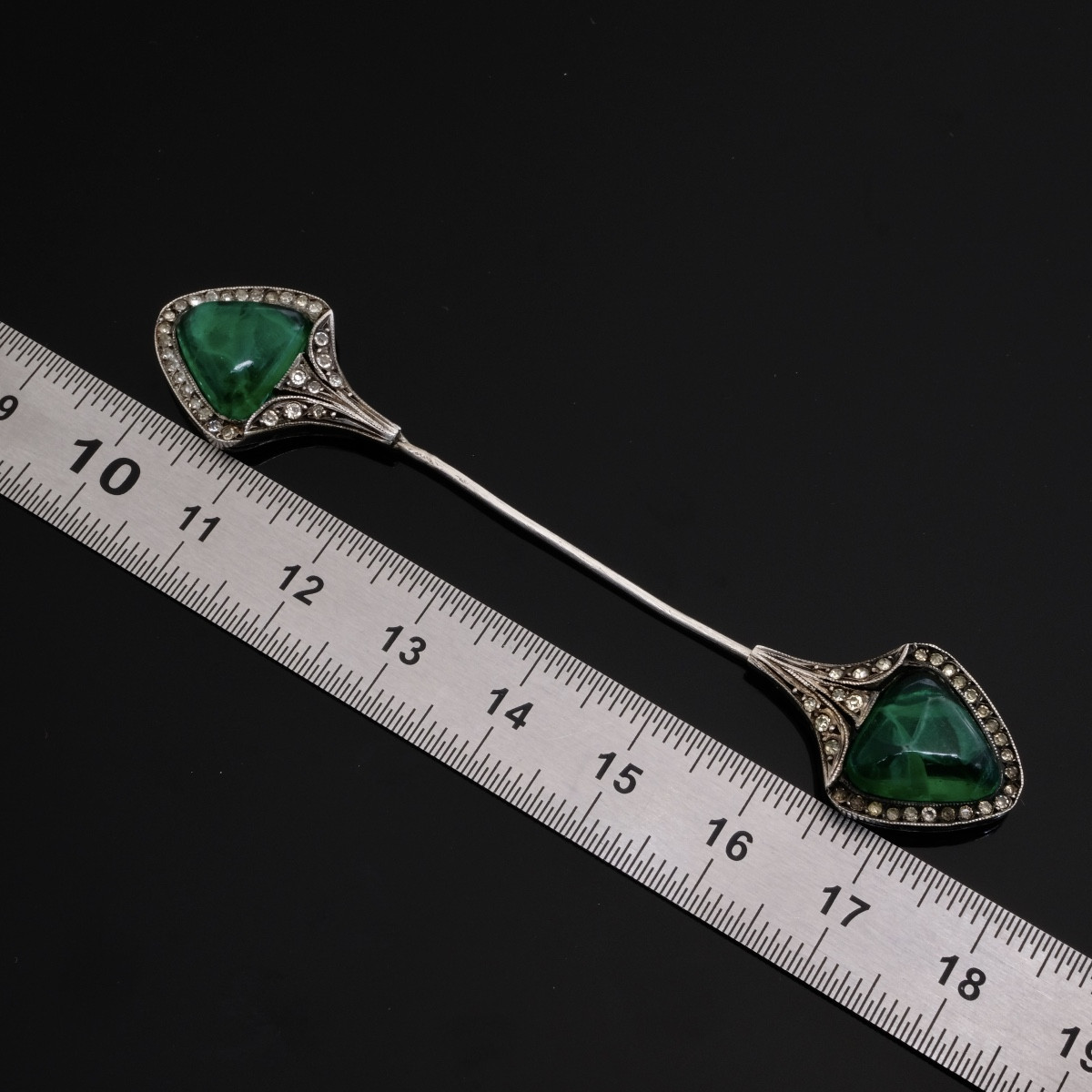 Art Deco Period Silver Jabot Pin With Emerald-colored Crystals-photo-5