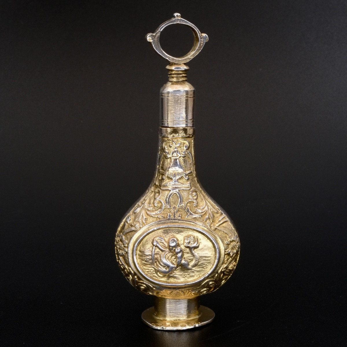 Flacon à parfum 19ème Victorien forme gourde putti et dauphin vermeil ciselé-photo-2