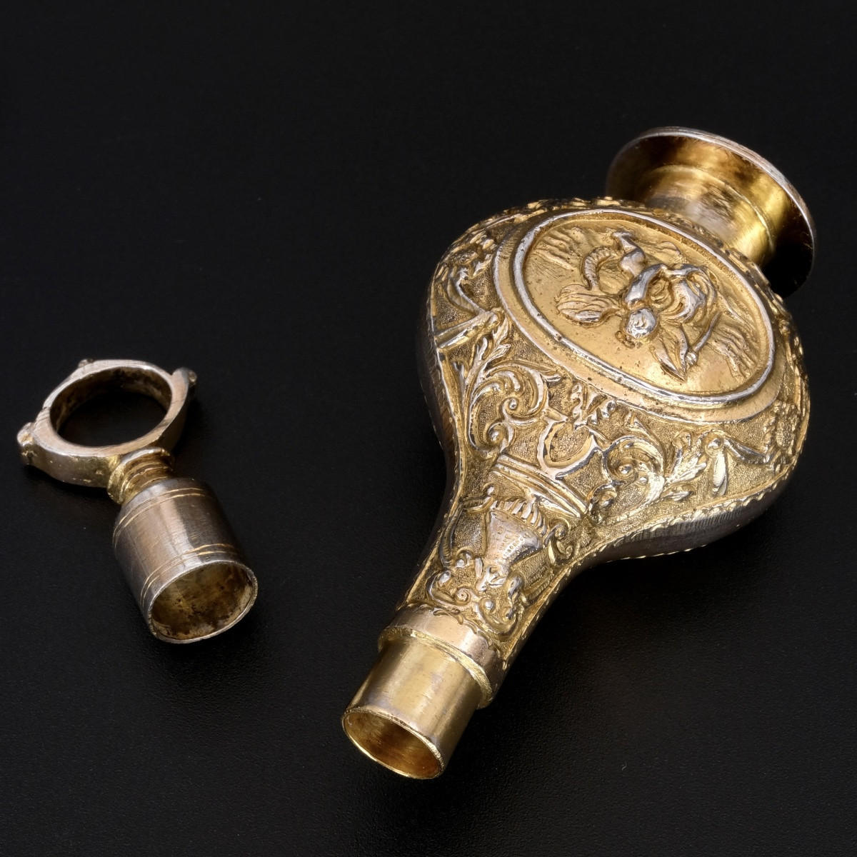 Flacon à parfum 19ème Victorien forme gourde putti et dauphin vermeil ciselé-photo-4