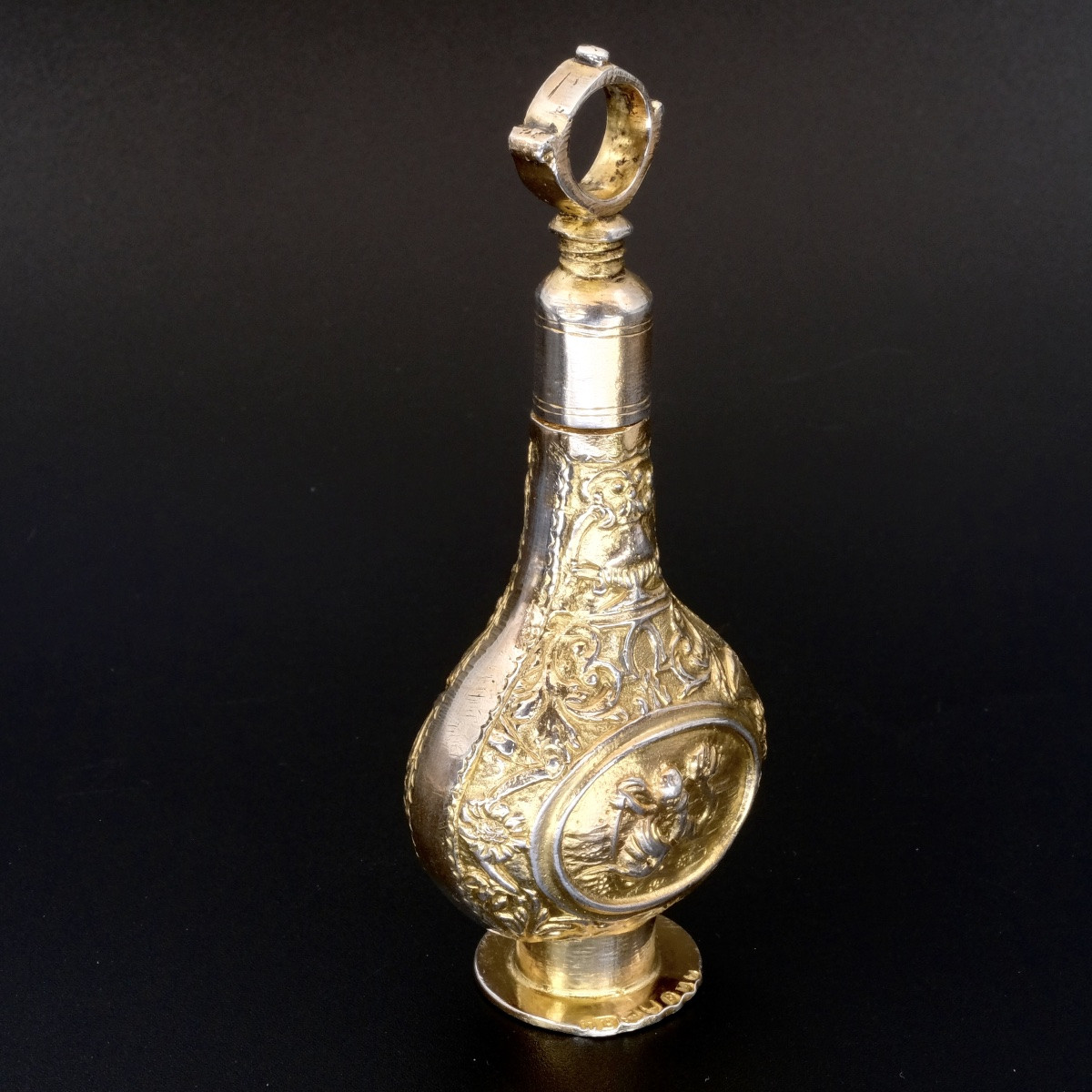 Flacon à parfum 19ème Victorien forme gourde putti et dauphin vermeil ciselé-photo-3