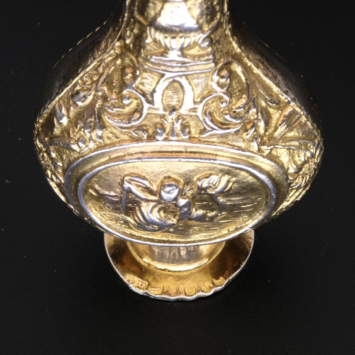 Flacon à parfum 19ème Victorien forme gourde putti et dauphin vermeil ciselé-photo-5