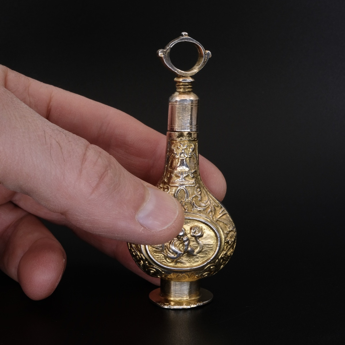 Flacon à parfum 19ème Victorien forme gourde putti et dauphin vermeil ciselé-photo-7