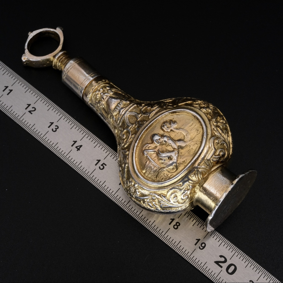 Flacon à parfum 19ème Victorien forme gourde putti et dauphin vermeil ciselé-photo-8