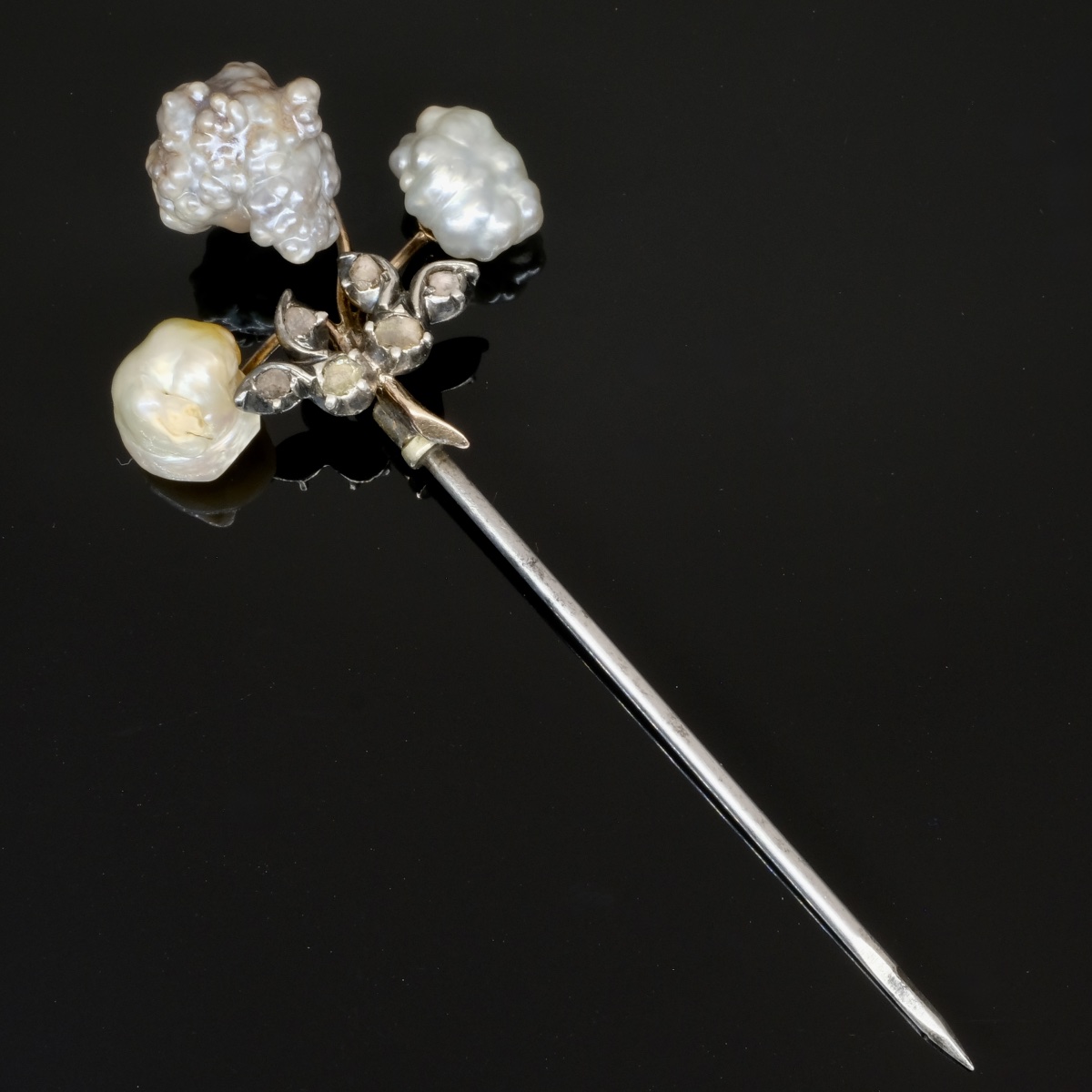 Épingle de revers perles fines baroques et roses diamants début 19ème