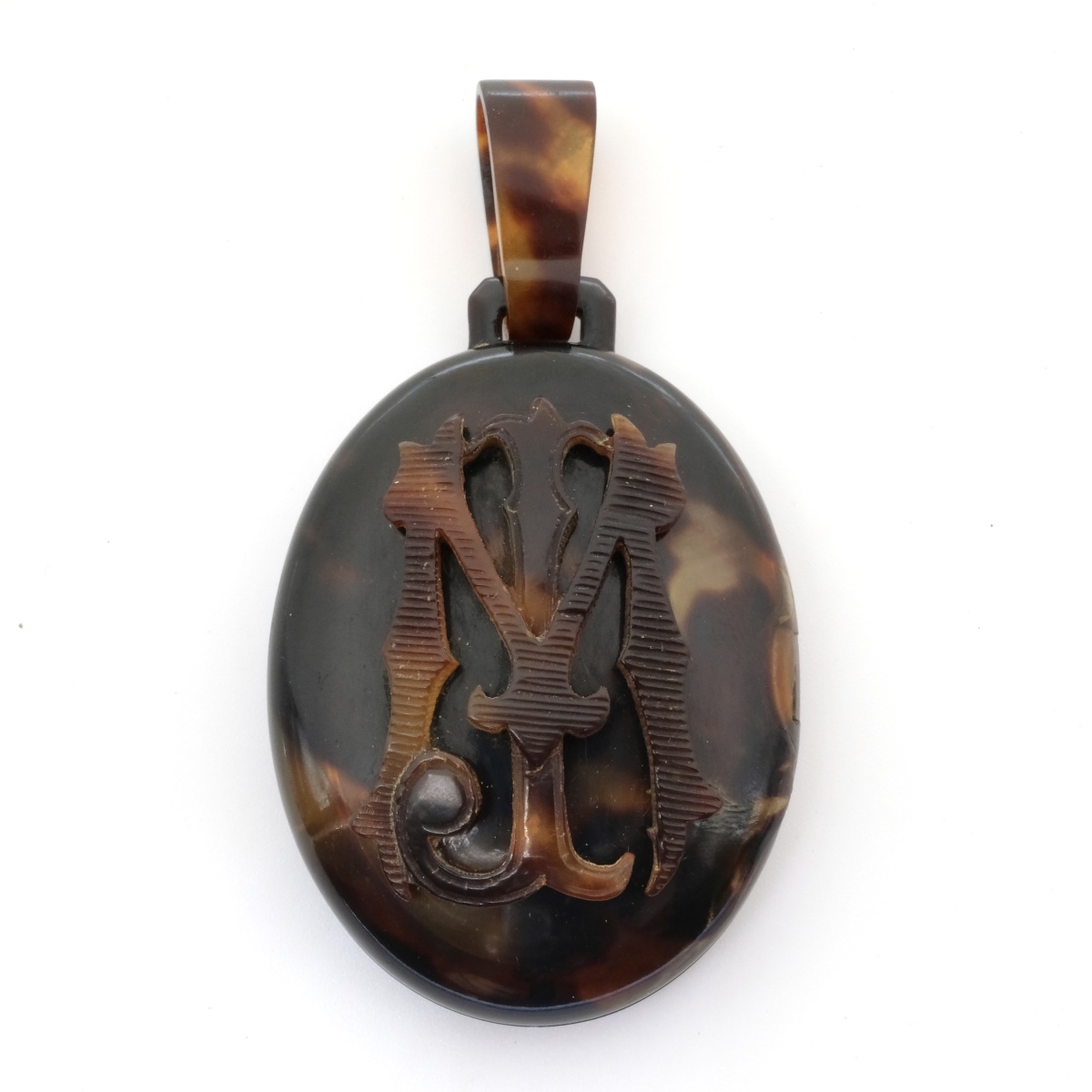 Médaillon écaille Napoléon III chiffré MJ en relief