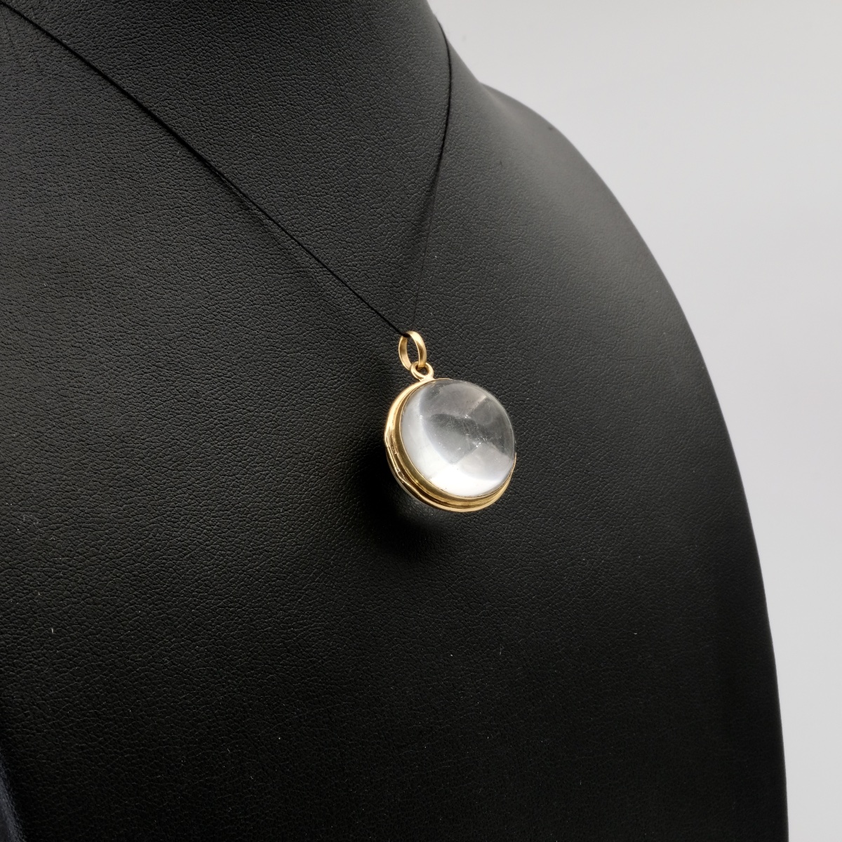"pool Of Light" Crystal And 18-karat Gold Medallion, 1900-photo-1