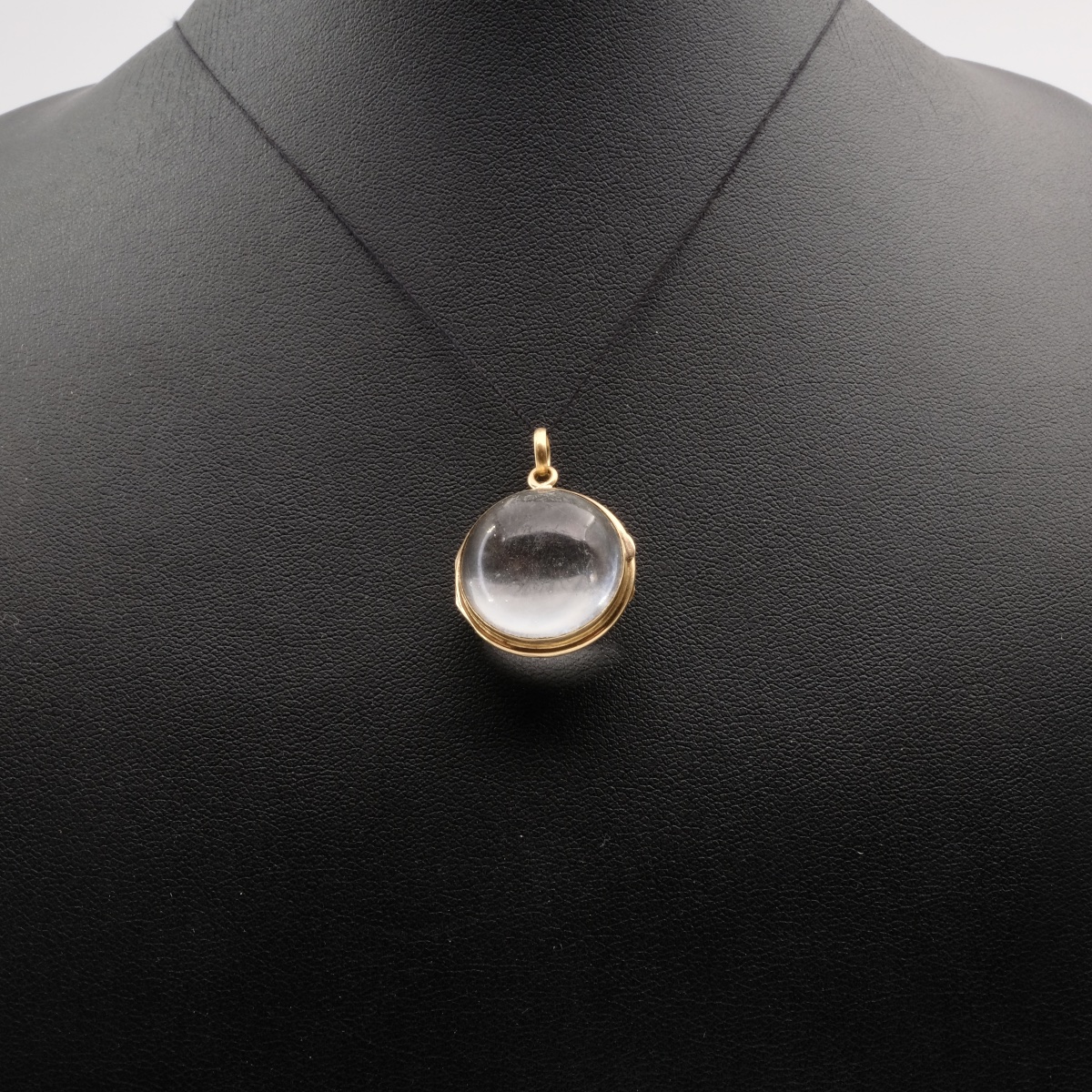 "pool Of Light" Crystal And 18-karat Gold Medallion, 1900-photo-2