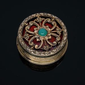 Red Crystal Vermeil Pill Box On Green Stone Cabochon Guilloché Background Circa 1910
