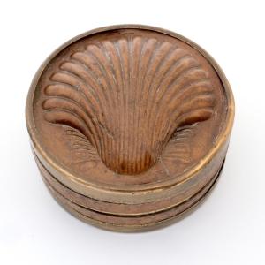 Bonbonnière carton repoussé coquille saint Jacques époque Restauration
