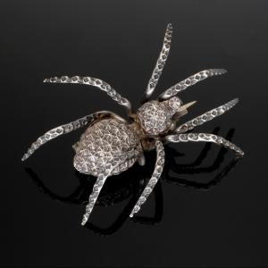 Broche articulée araignée argent texturé 1880