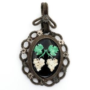 Pendentif fer tissé Silésien émail grappes de raisin 1820