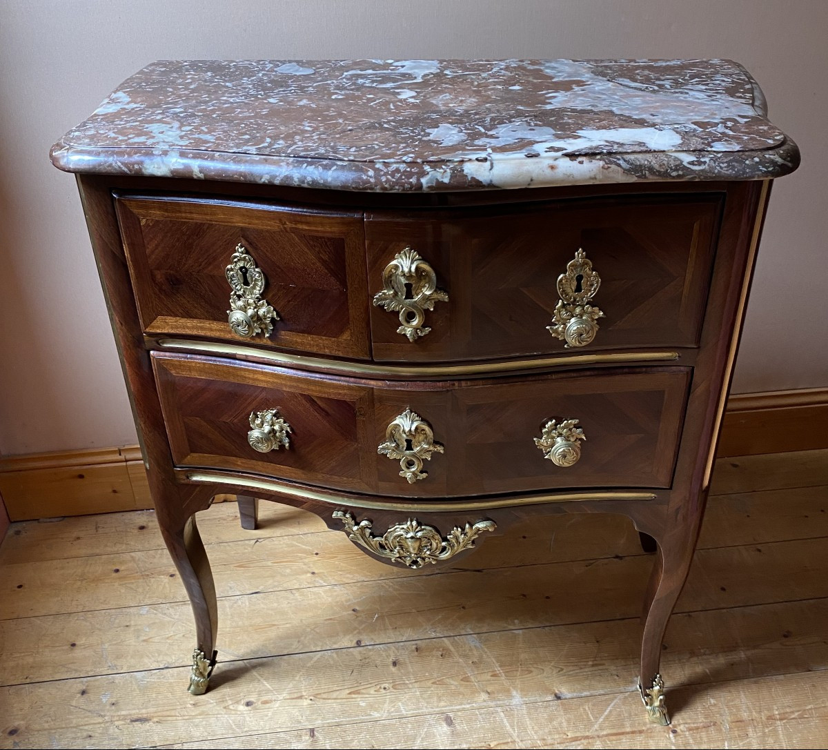 Early 18th Century Amaranth Veneer Chest Of Drawers