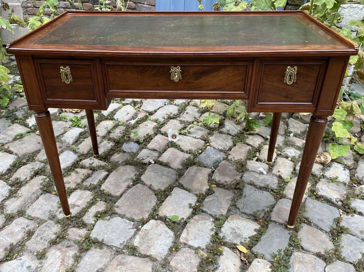 Bureau de dame en acajou époque Louis XVI