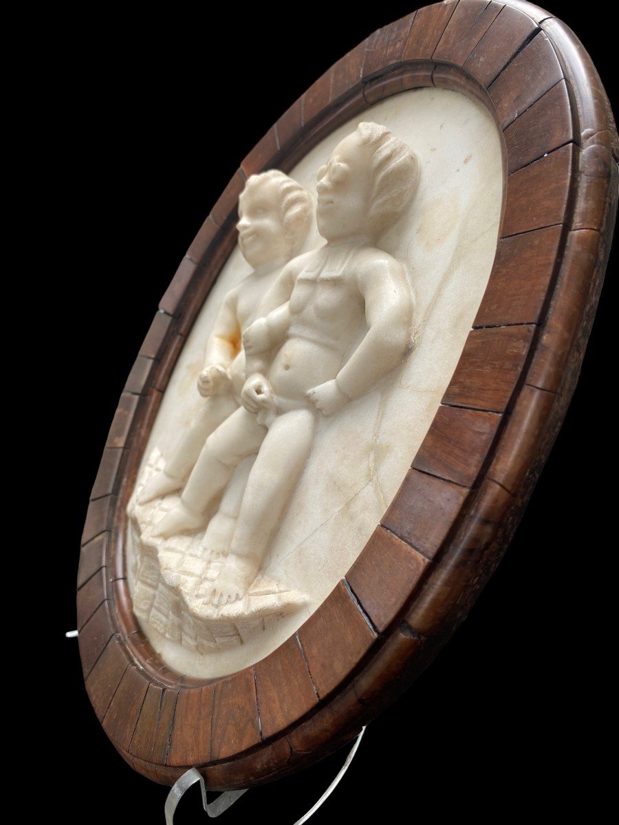 Une Amusante Plaque En Marbre Blanc Sculpté Début 19e Siècle Représentant Deux Garçons Coquins-photo-2
