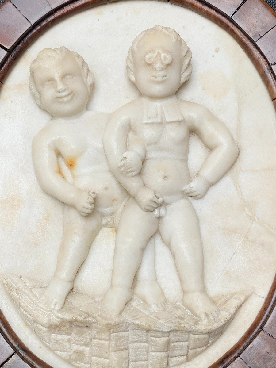 Une Amusante Plaque En Marbre Blanc Sculpté Début 19e Siècle Représentant Deux Garçons Coquins-photo-1