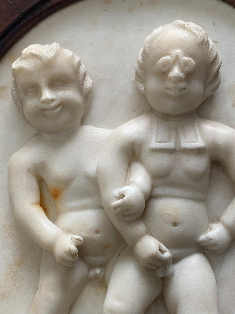 Une Amusante Plaque En Marbre Blanc Sculpté Début 19e Siècle Représentant Deux Garçons Coquins-photo-4