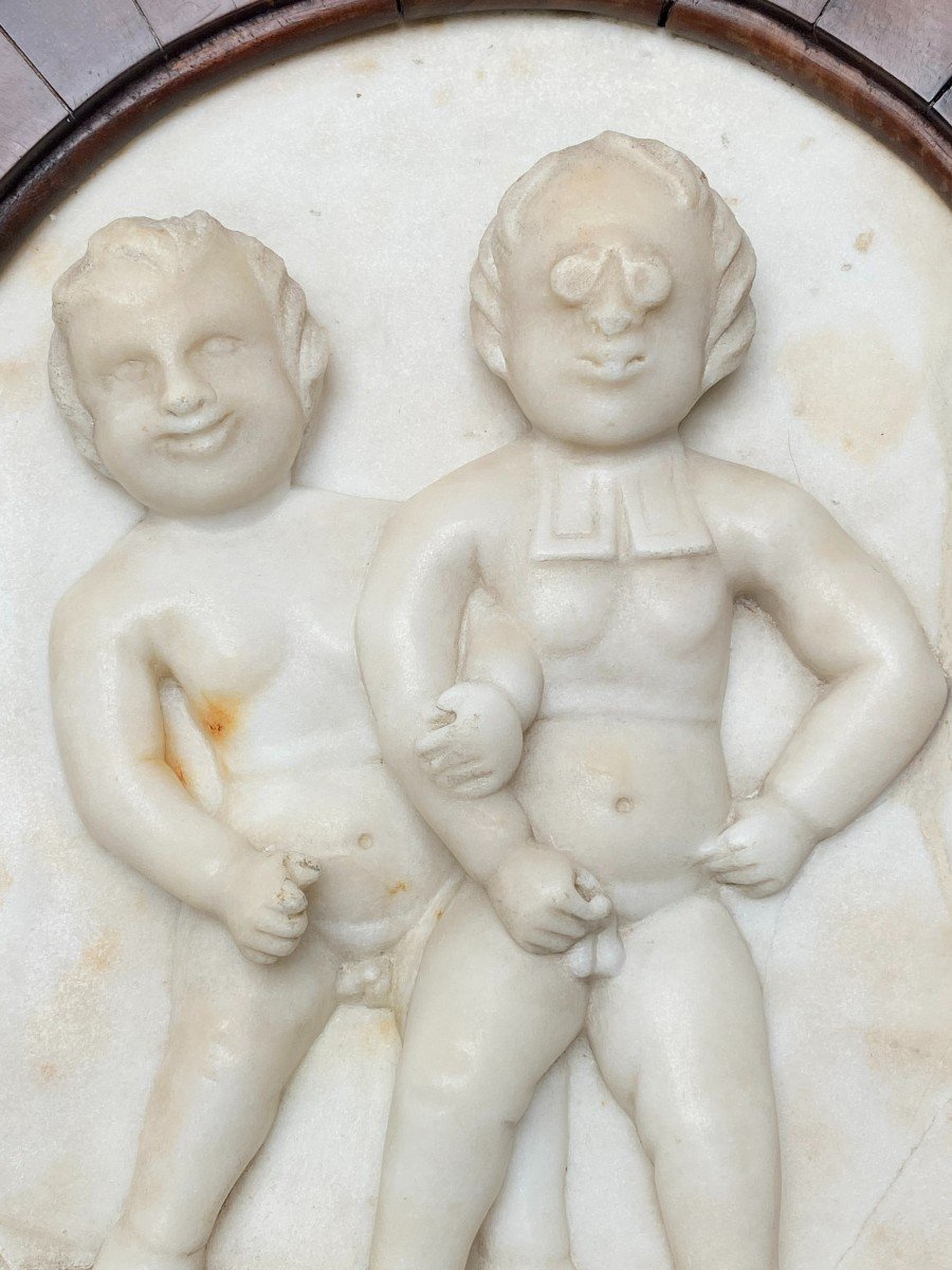 Une Amusante Plaque En Marbre Blanc Sculpté Début 19e Siècle Représentant Deux Garçons Coquins-photo-8