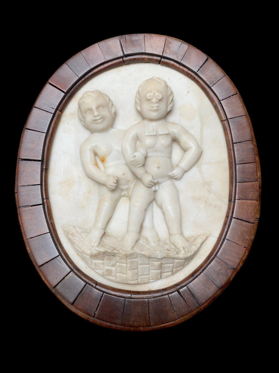 Une Amusante Plaque En Marbre Blanc Sculpté Début 19e Siècle Représentant Deux Garçons Coquins