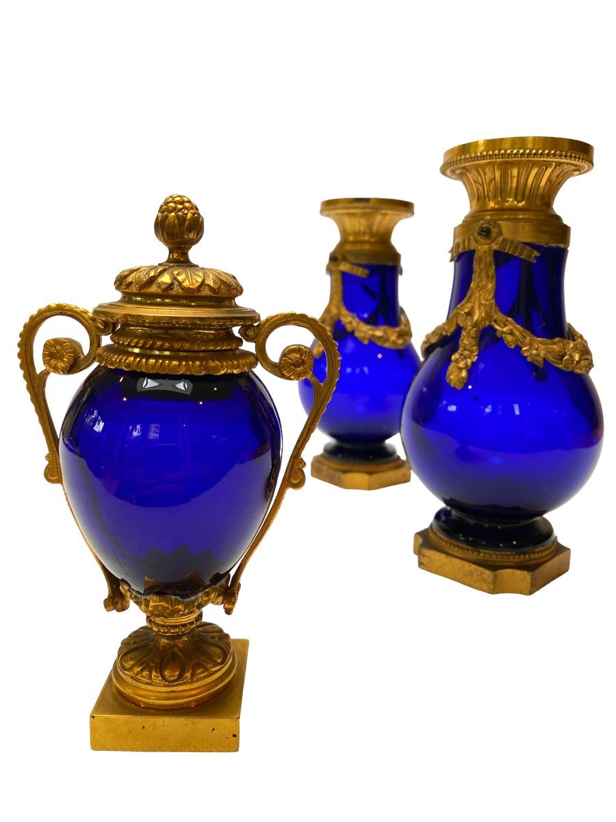 Garniture De Trois Vases 19e En Bronze Doré Et Verre Bleu Cobalt, De Style Louis XVI-photo-4