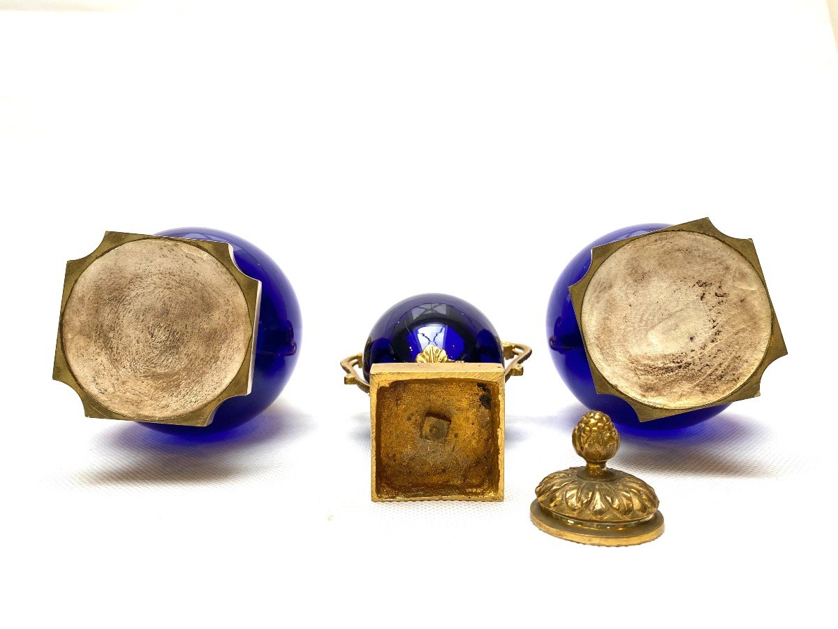 Garniture De Trois Vases 19e En Bronze Doré Et Verre Bleu Cobalt, De Style Louis XVI-photo-5